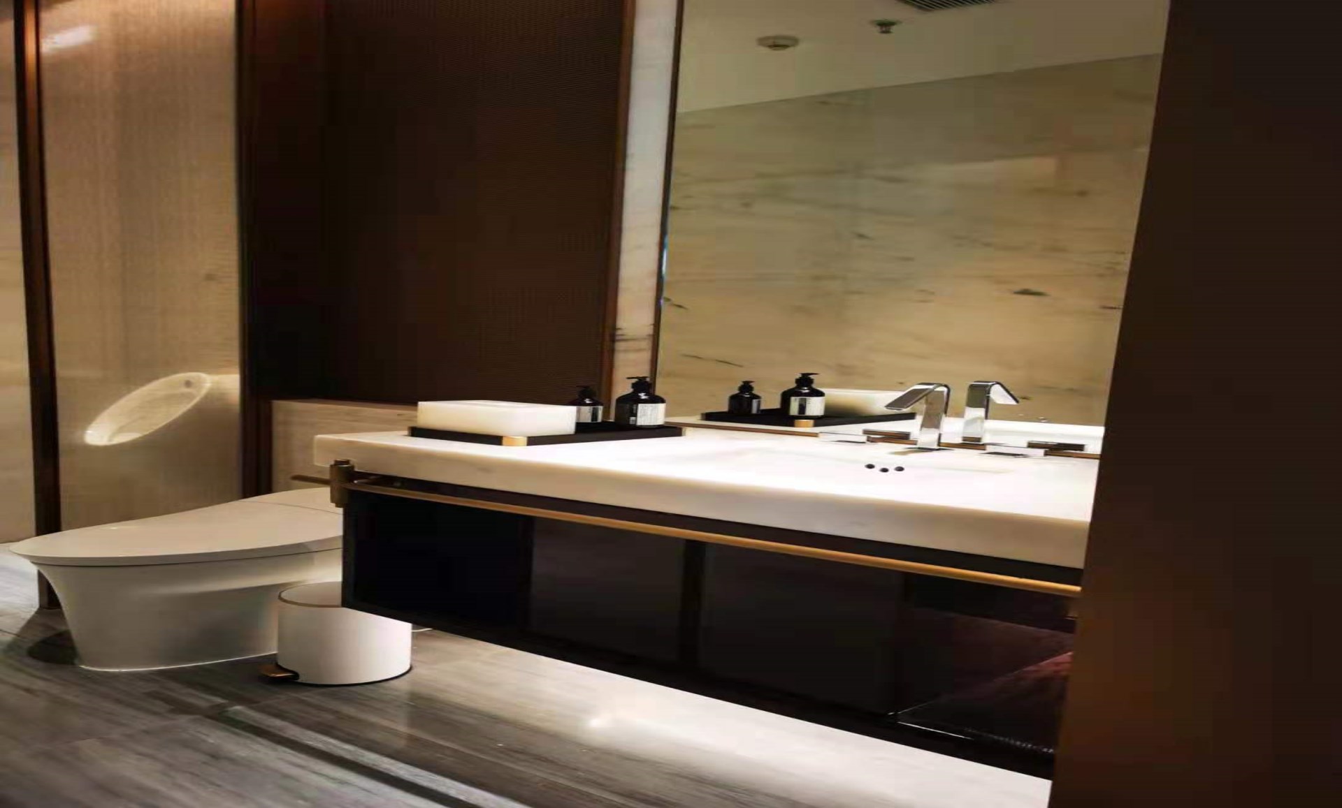 亮光烤漆定制衛(wèi)浴柜